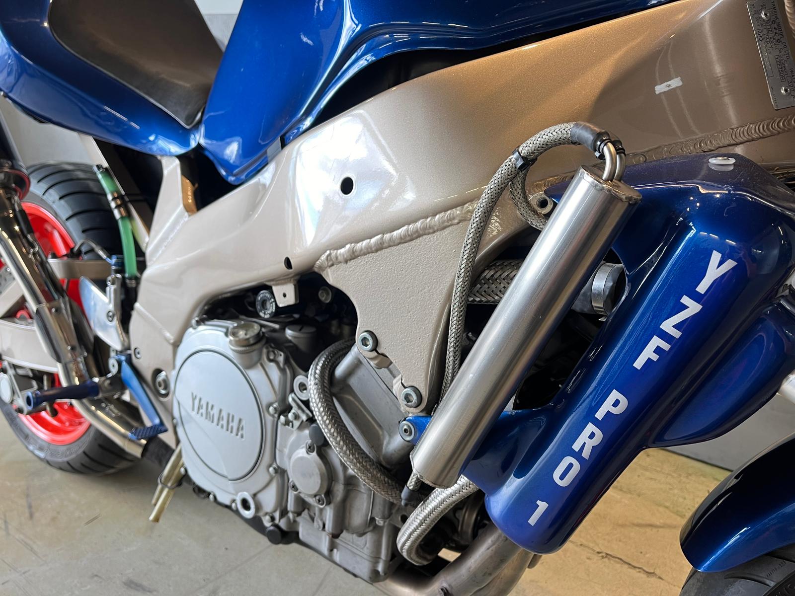 Yamaha YZF 750 R streetfighter